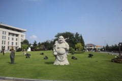 PG电子雕塑：陵园中的历史与文化交响